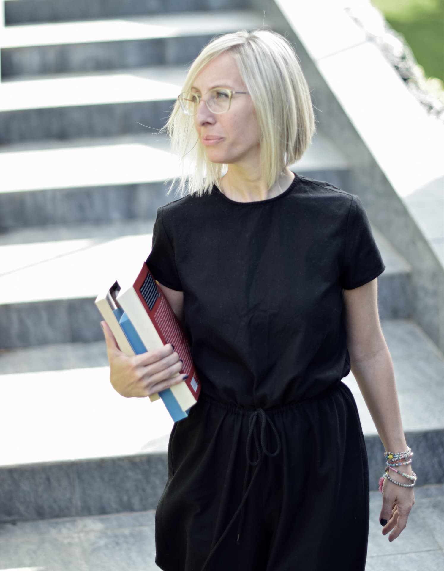 Венета Литкова, fashion стилист, на стълби в София
